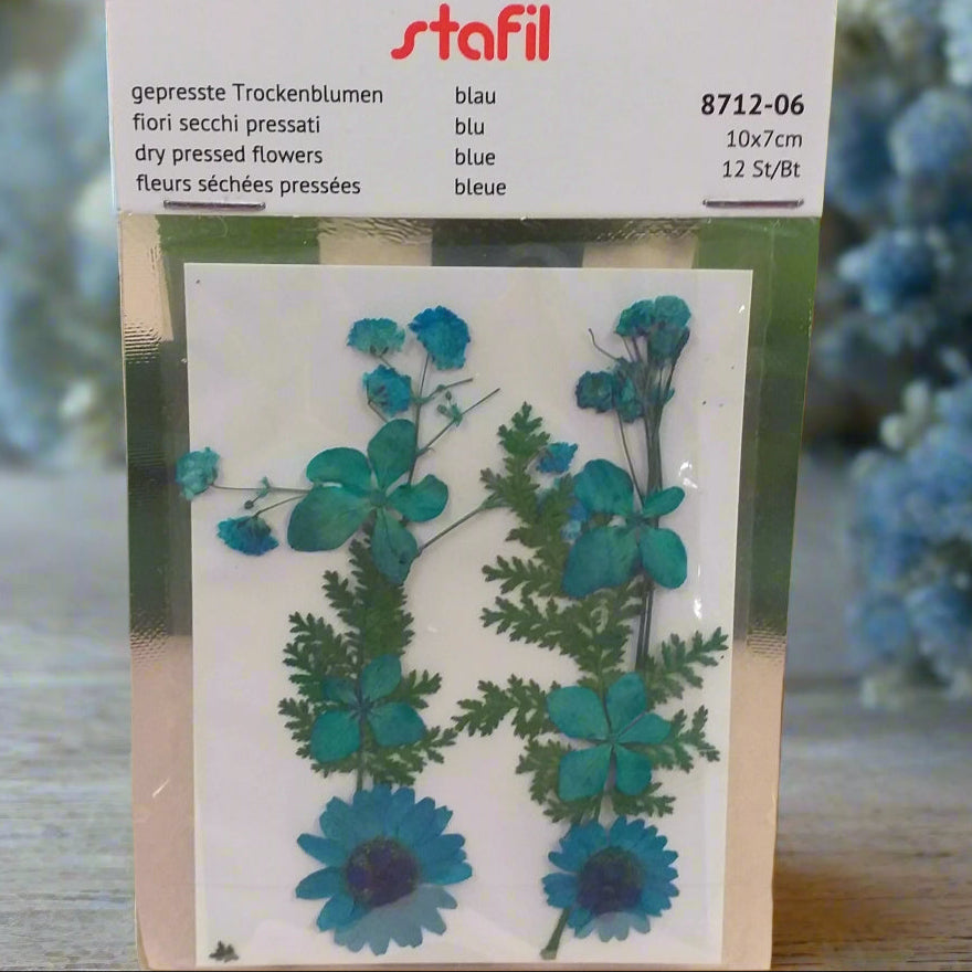 colore blu 06 vendita foglie fiori pressati secchi essiccati uso per idee creative decorative decoupage pittorico decorazioni pasquali packaging vetrinistica su carta a mano quadri fioristi confezionamento con resina trasparente e candela