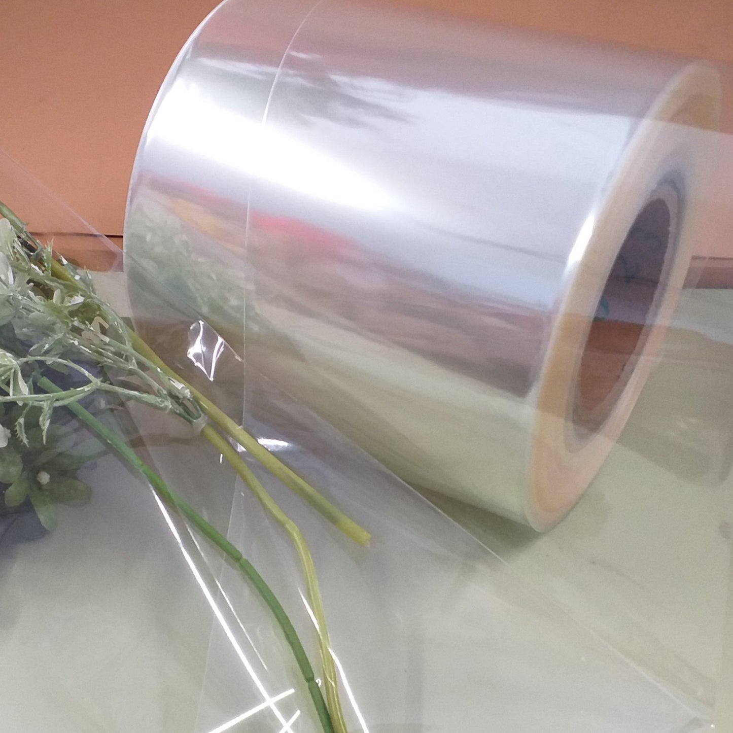 primo piano bobina rotolo tubolare aperto di cellophane per realizzare sacchetti trasparenti buste per fiori e rose confezionare come fiorai e fioristi
