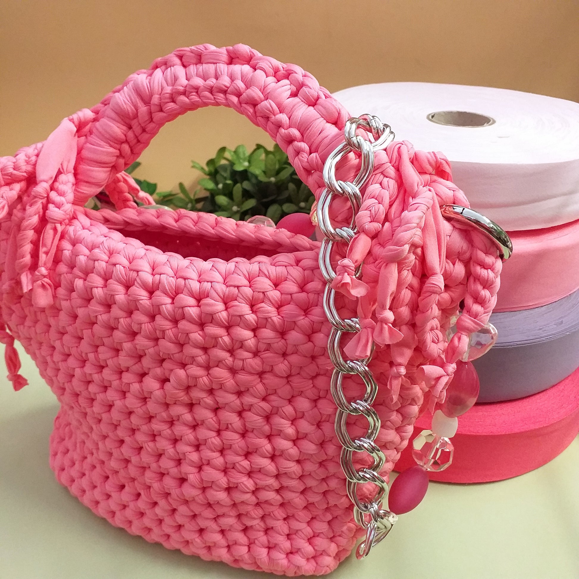 particolare della tracolla borsa lycra fettuccia uncinetto pochette con frange cerimonia matrimonio da giorno da sera maniglia manico gioiello perle pietre catena metallo colori rosa cipria fucsia glicine lilla