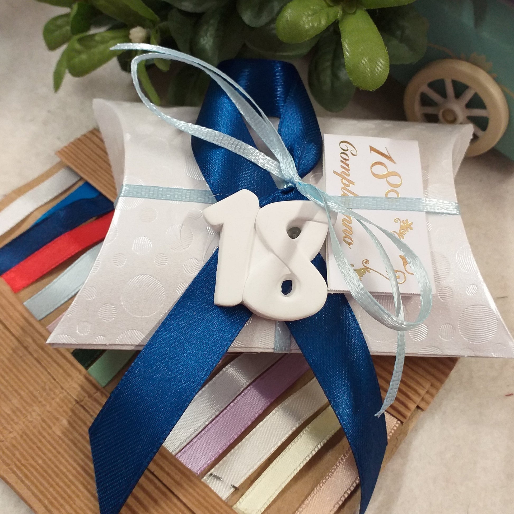 18 anni diciottesimo compleanno bigliettino bianco oro confettata 3 confetti mandorla bianchi bustina economica originale confezionata gessetto fiocco coccarda blu