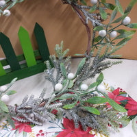 primo piano dettagli Christmas Renkalik ghirlanda vischio felce pino abete verde artificiale innevato brillantini da decorare per creare cerchio fuoriporta Natale anello centrotavola