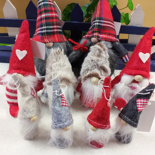 vetrina gnomi nordici per decorazioni fai da te con frugoletti natalizi di feltro peluche pannolenci tessuto scozzese tartan cuore quadretti