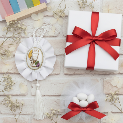 come confezioniamo bomboniera comunione cresima calice coccarda icona bianca nappina cordoncino con scatola bianca nastro rosso pompon sacchettino tulle 5 confetti e fiocchetto campionario nastrini a scelta