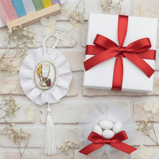 come confezioniamo bomboniera comunione cresima calice coccarda icona bianca nappina cordoncino con scatola bianca nastro rosso pompon sacchettino tulle 5 confetti e fiocchetto campionario nastrini a scelta