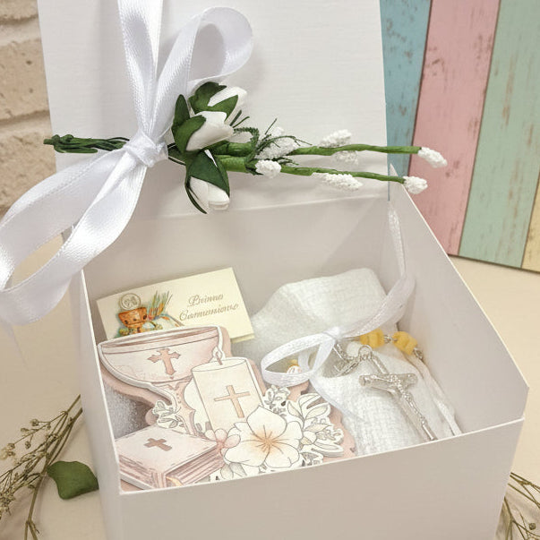 interno della confezione scatola con piantina legno icona bomboniere sacre religiose Prima Comunione  confezionata con Rosario di perle decina Croce metallo zama confetti bigliettino