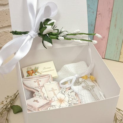 interno della confezione scatola con piantina legno icona bomboniere sacre religiose Prima Comunione  confezionata con Rosario di perle decina Croce metallo zama confetti bigliettino