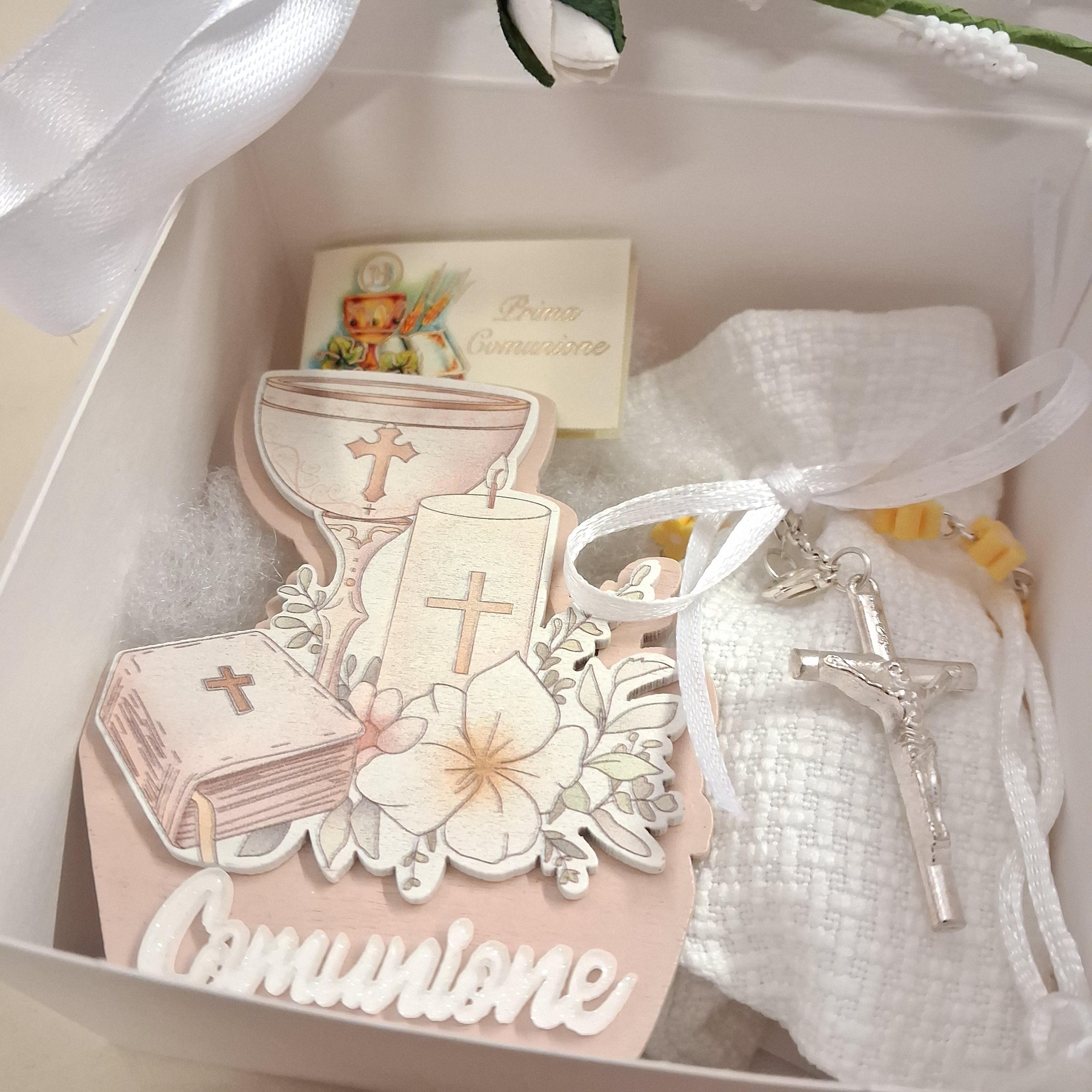 primo piano piantina legno icona bomboniere sacre religiose Prima Comunione calice confezionata con Rosario di perle decina Croce metallo zama confetti bigliettino