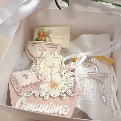 primo piano piantina legno icona bomboniere sacre religiose Prima Comunione calice confezionata con Rosario di perle decina Croce metallo zama confetti bigliettino