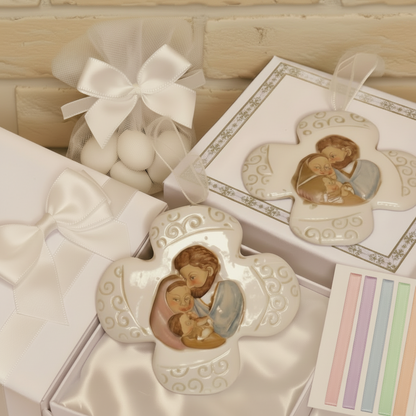 confezionamento artigianale icona  Comunione Cresima insieme bomboniera sacra religiosa ricordino Sacra Famiglia Croce di porcellana da appendere confezionata confetti tulle scatola astuccio e packaging maschio ragazzo femmina bambina ragazza bianco o colore pastello