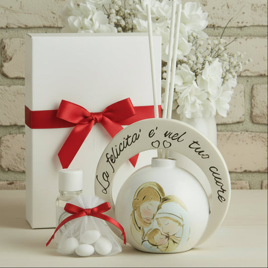 packaging rosso icona moderna Sacra Famiglia bomboniera religiosa utile diffusore ambiente profumatore confezionata scatola nastro sacchetto tulle di confetti essenza profumata scelta colori nastrino , allestimento Prima Comunione Battesimo Santa Cresima matrimonio anniversario nozze