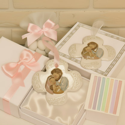 confezionamento artigianale icona  Comunione Cresima insieme bomboniera sacra religiosa ricordino Sacra Famiglia Croce di porcellana da appendere confezionata confetti tulle scatola astuccio e packaging rosa femmina ragazza bambina pastello