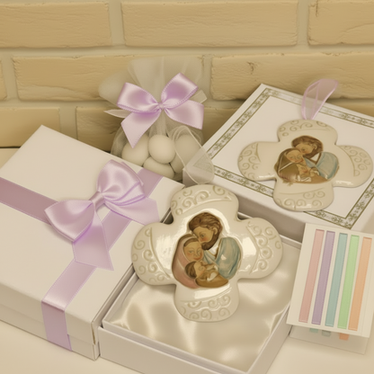 confezionamento artigianale icona Comunione Cresima insieme bomboniera sacra religiosa ricordino Sacra Famiglia Croce di porcellana da appendere confezionata confetti tulle scatola astuccio e packaging lilla pastello