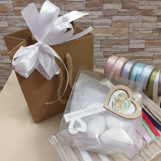 bianco e colori vari pastello per confezionamento bambino maschietto bimba femminuccia simboli pensiero ricordo chiave icona sacra religiosa frase stampata Amore e Felicità bomboniera comunione cresima confezionata 5 confetti con rappresentazione Sacra Famiglia