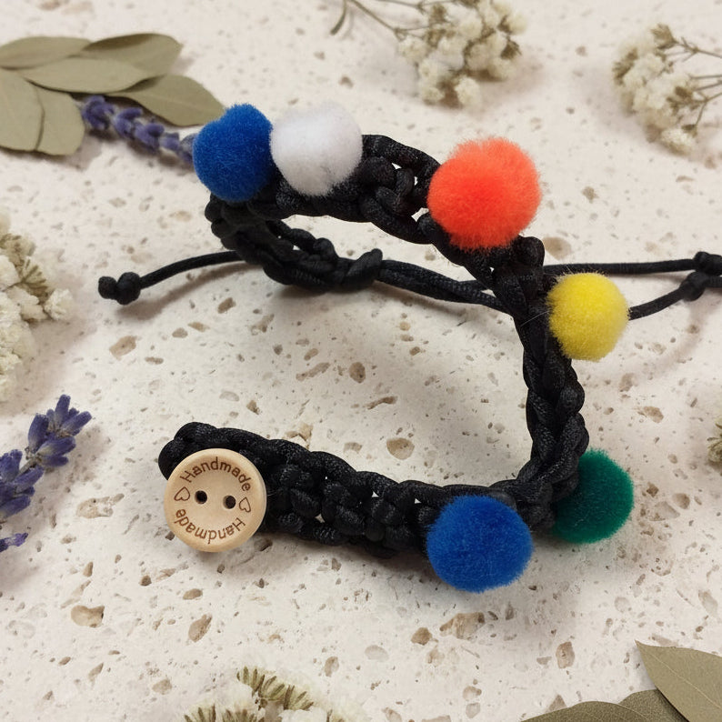 idea fai da te bracciale uncinetto con etichette legno targhette bottoni decorativi scritta handmade uso personalizzare fatto a mano hobbistica bambole di pezza lavori uncinetto maglia borse artigianali