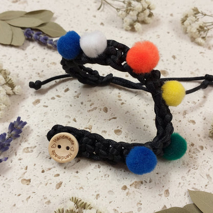 idea fai da te bracciale uncinetto con etichette legno targhette bottoni decorativi scritta handmade uso personalizzare fatto a mano hobbistica bambole di pezza lavori uncinetto maglia borse artigianali