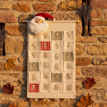 idea calendario avvento di tessuto con numeri di legno per calendario avvento fai da te cucito creativo faccia babbo natale pannello da appendere sul muro