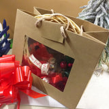 shopper borsa kraft per confezione regalo ghirlanda coroncina fuoriporta Natale idea angelo nastro buone feste composizione pino bacche rosse pigna