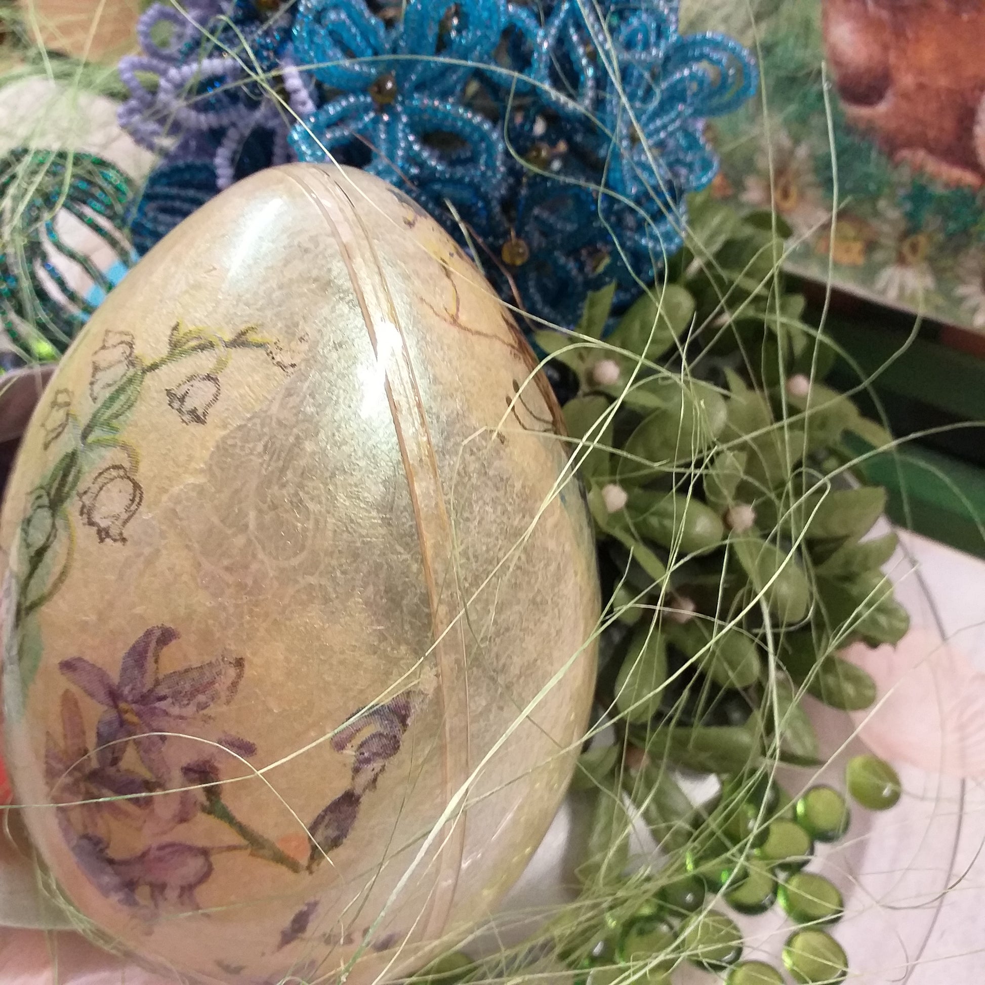 uovo grande del centrotavola pasquale idea regalo piatto di vetro applicazioni decoupage mughetti violette carta di riso fiorellini di perline blu ortensia foglioline di bosso sassolini vetro