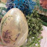 uovo grande del centrotavola pasquale idea regalo piatto di vetro applicazioni decoupage mughetti violette carta di riso fiorellini di perline blu ortensia foglioline di bosso sassolini vetro