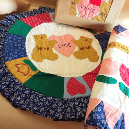 confezionamento coppia cuscini patchwork federe orsi love e fiori packaging flower rotondo quadrato idea regalo San Valentino cupido