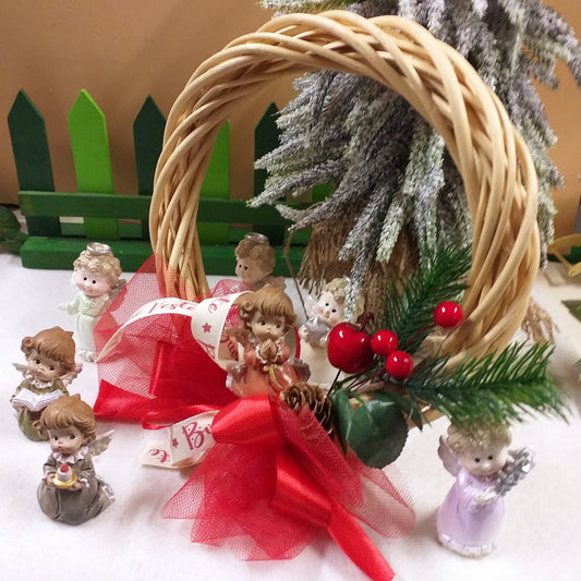 serie angioletti in lettura candela stelline preghiera ghirlanda coroncina fuoriporta Natale idea regalo angelo nastro buone feste composizione pino bacche rosse pigna