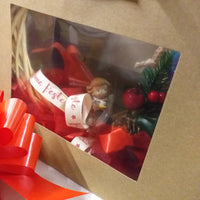 confezione packaging fiocco ghirlanda coroncina fuoriporta Natale idea regalo angelo nastro buone feste composizione pino bacche rosse pigna