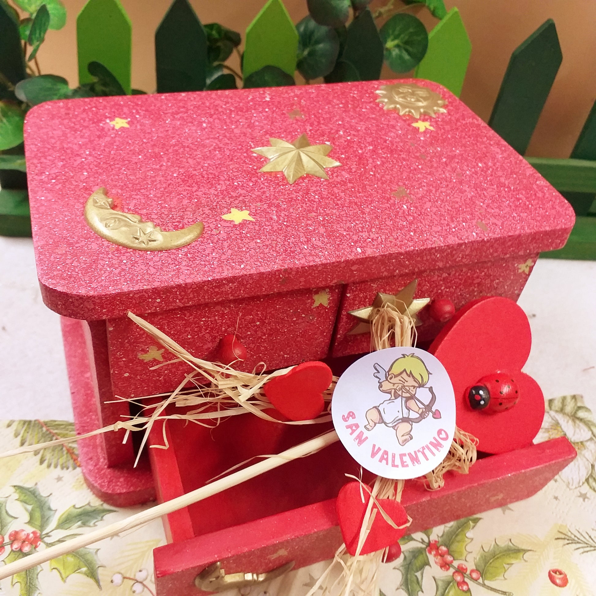 cofanetto 3 cassettini scomparti scatola portagioie legno rosso applicazioni firmamento stella luna sole pick cupido San Valentino idea regalo cuoricino coccinella portafortuna rafia