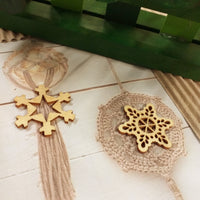 idee creare balocchi palline sfere macramè con fiocco di neve stelline legno ghiaccio uso composizioni decorazioni natalizie albero Natale addobbi chiudipacco regalo vetrinistica ciondolini applicazioni legnetti