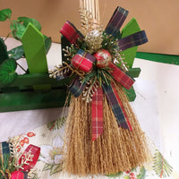 mini scopa scacciaguai portafortuna decorativa Natale befana epifania nastro scozzese pacchi dono pino composizioni floreali