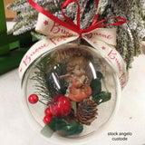 angelo custode rosso in preghiera composizione pick pino pigna bacche rosse sfera pallina di plastica trasparente per albero di Natale idea regalo decorazioni addobbi nastro auguri buone feste