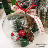 angelo custode verde che legge composizione pick pino pigna bacche rosse sfera pallina di plastica trasparente per albero di Natale idea regalo decorazioni addobbi nastro auguri buone feste