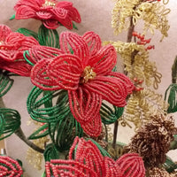 vetrina stella di natale composizione floreale fioristi perline veneziane idee regalo centrotavola rametti dorati bacche rosse artigianali