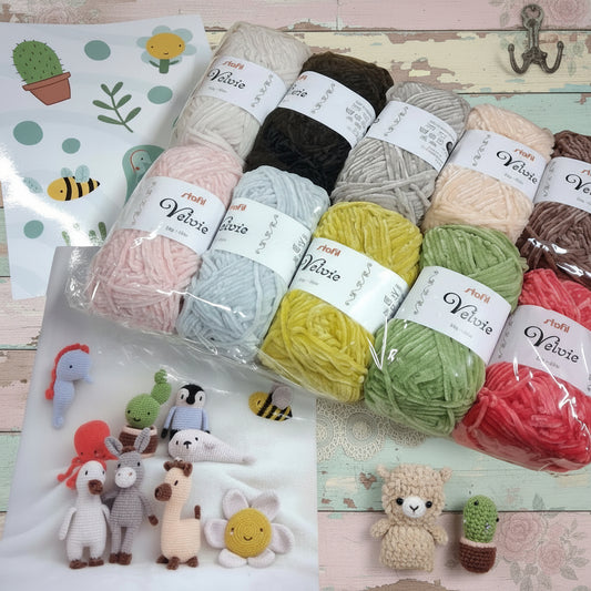 velvie amigurumi stafil kit manuale libretto schemi animaletti cactus piantina margherita ape alpaca asino oca polipo pinguino foca 10 colori filato ciniglia bianco nero grigio beige marrone rosa azzurro senape giallo verde chiaro aragosta, piccolo alpaca a destra in basso beige con piantina cactus