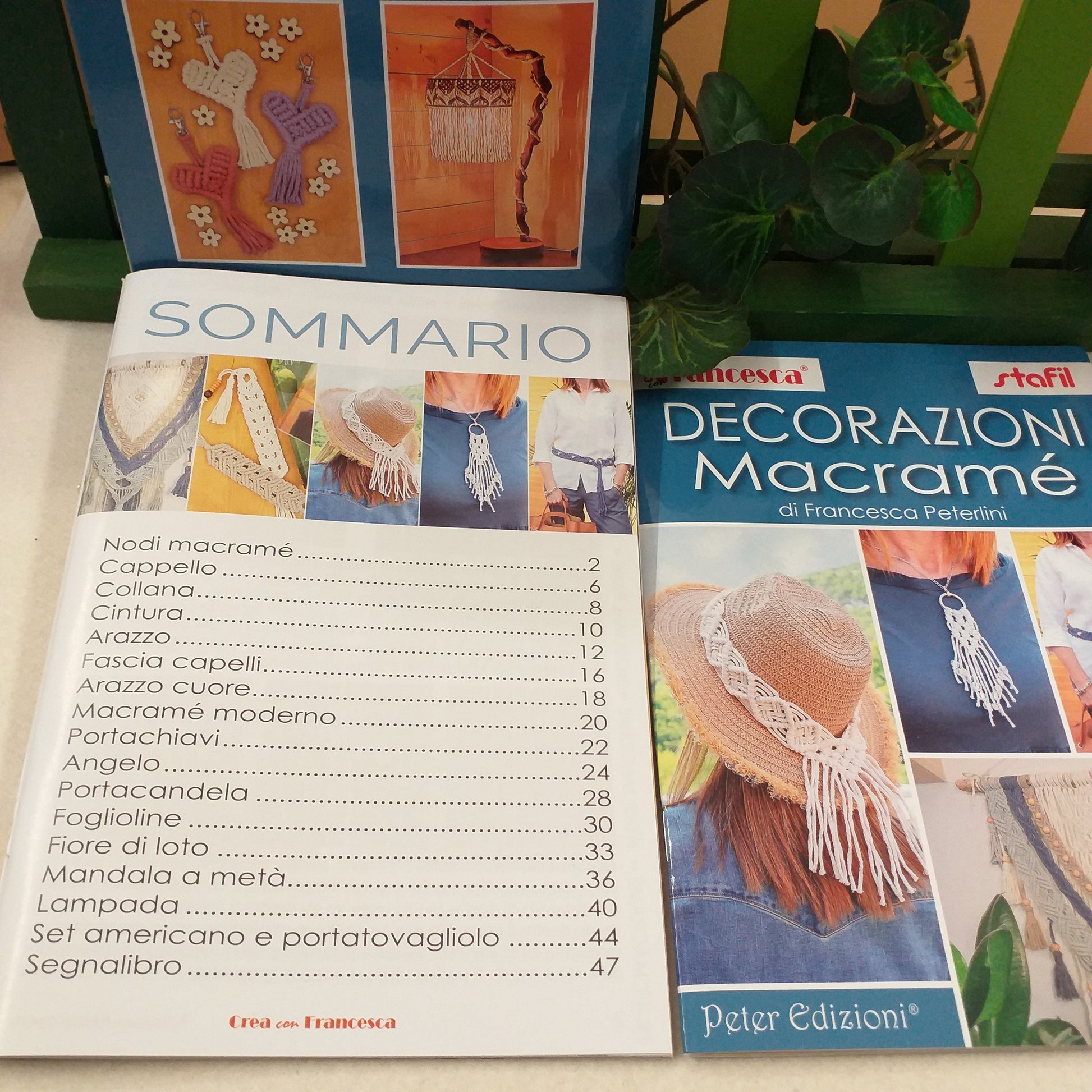 sommario e retro manuale libretto Macramé Francesca Peterlini pack corda Stafil accessori foto tutorial cordino e cordoncino nodi tessitura cuoricino portachiavi cappello collana cintura arazzo wall hanging lampada