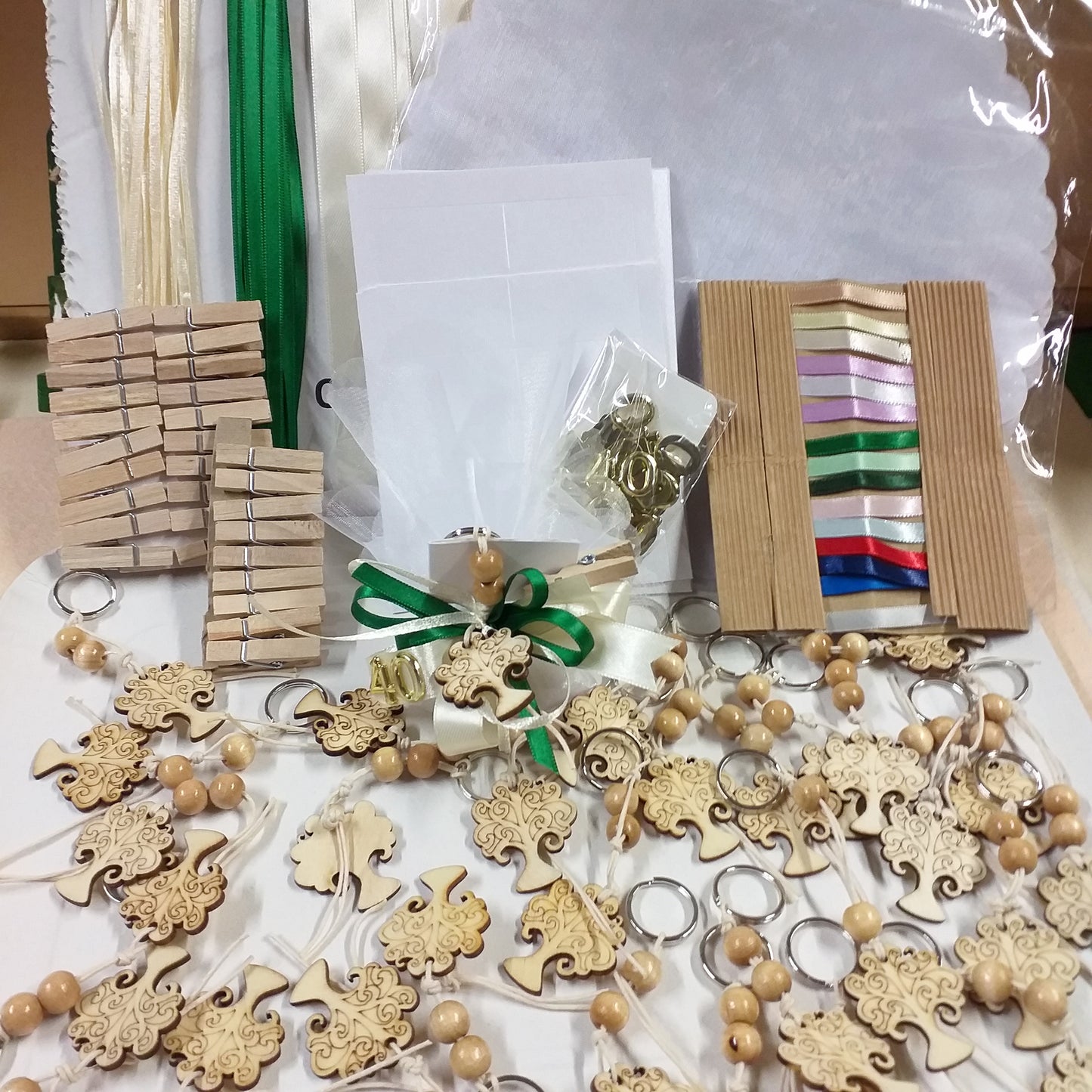 mollettine legno bigliettini centrini nastri kit fai da te scelta colori nastrino albero della vita portachiavi eco-friendly legno naturale matrimonio uso bomboniera confezionare anniversario nozze di smeraldo 40 anni simboli di plastica numero 40