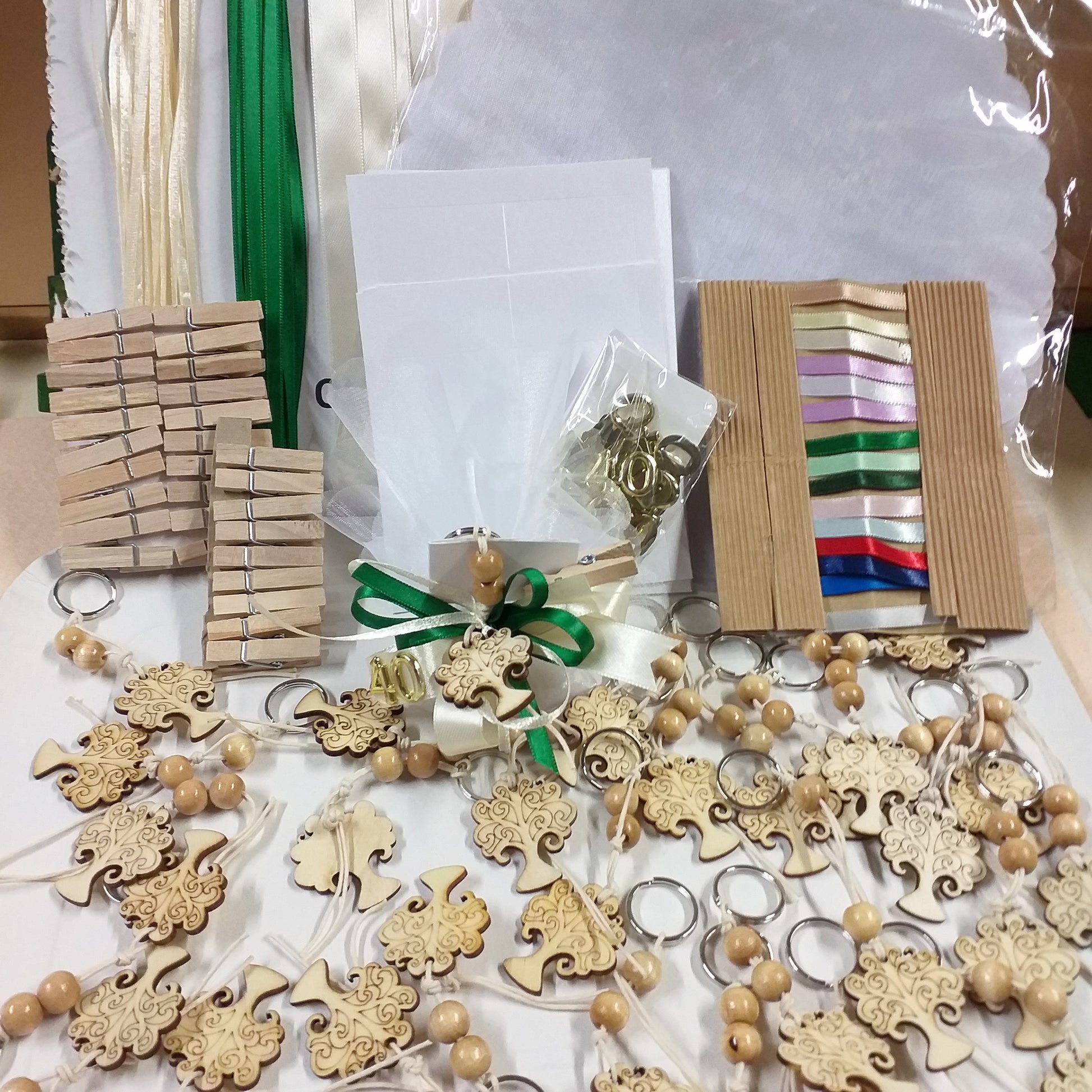 mollettine legno bigliettini centrini nastri kit fai da te scelta colori nastrino albero della vita portachiavi eco-friendly legno naturale matrimonio uso bomboniera confezionare anniversario nozze di smeraldo 40 anni simboli di plastica numero 40
