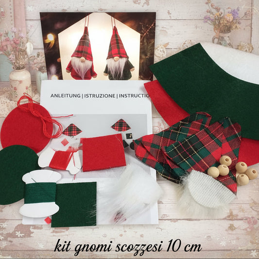 Christmas set do it yourself | Kit lavoretti creativi feltro Natale gnomi folletti nordici natalizi rosso verde scozzese tartan bambole di pezza stoffa da appendere con mini barba peluche bianca perline legno cappello vestito