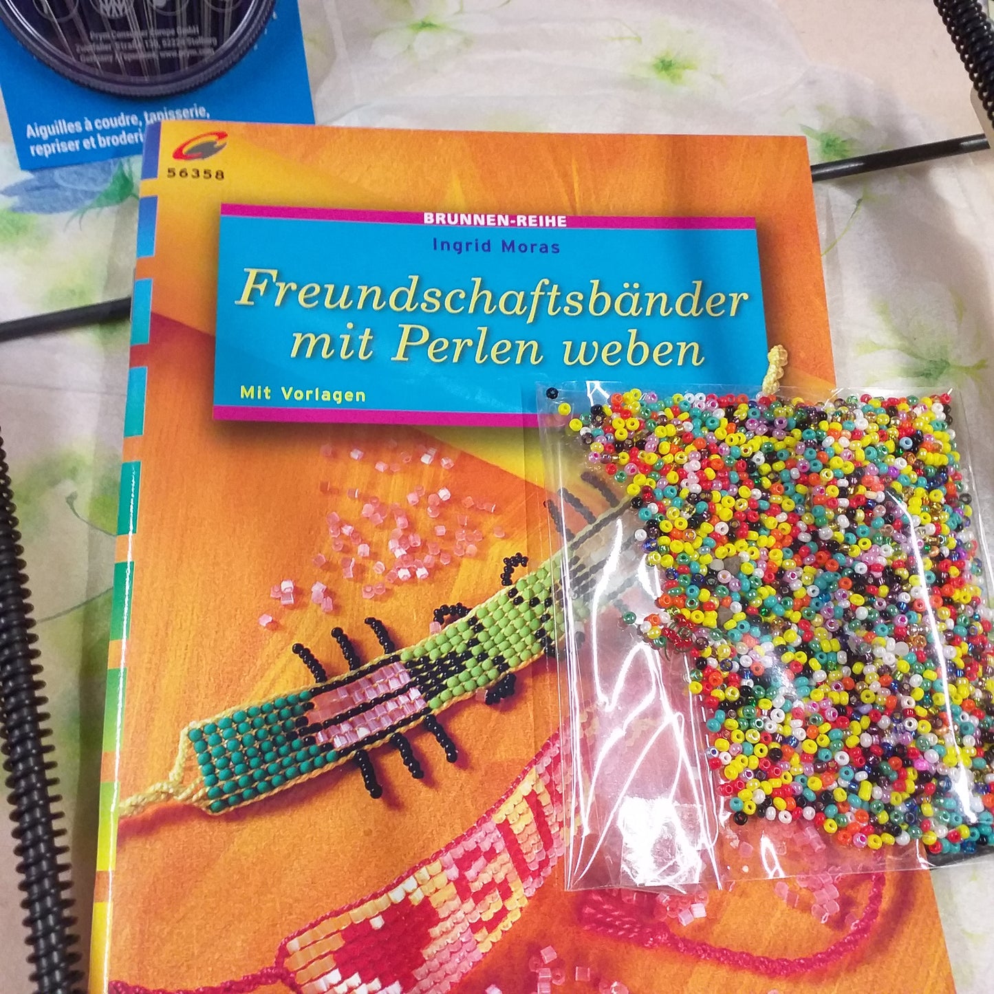 manuale del kit Freundschaftsbänder mit Perlen weben Stafil-Cristophorus da 30 pagine con schemi allegati copertina scritta Susanne coccinelle perline conteria colorate per braccialetti amicizia a telaio