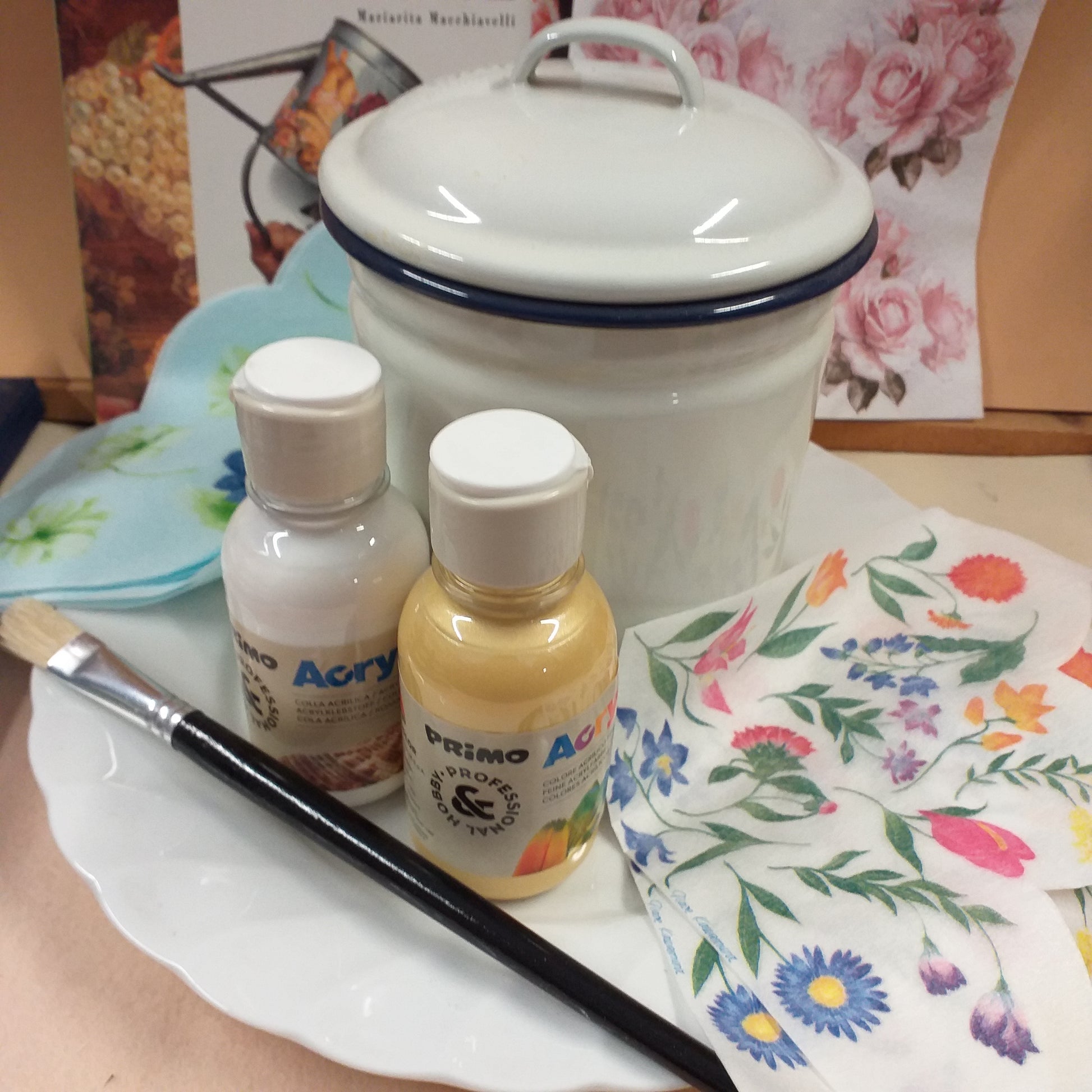 materiali creativi del kit corso rapido di decoupage fabbri-stafil Mariarita Macchiavelli tovaglioli carta di riso e tradizionali fiori rose barattolo di latta piatto ceramica pennello colla colore acrilico dorato
