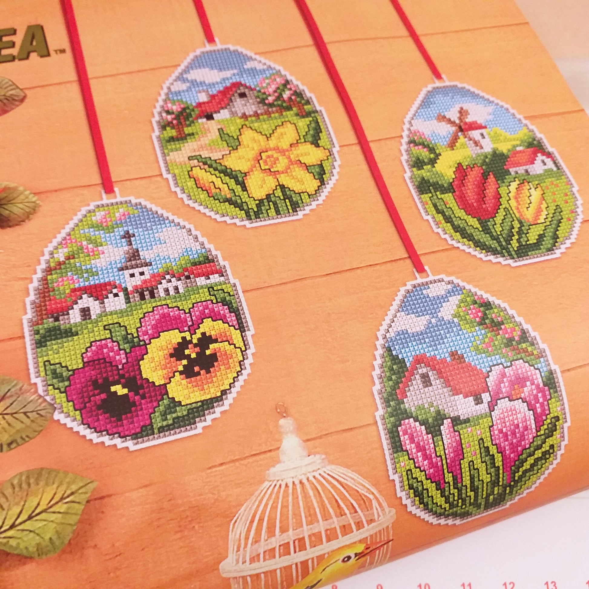 primo piano ovetti da realizzare con kit da ricamare uova pasquali cross stitch kit with plastic canvas articolo 7667 set di 4 design