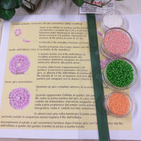 istruzioni tecnica dei giri concentrici della rosellina foto tutorial steli perline conteria rocailles di vetro perle veneziane per fiore di pesco composizione