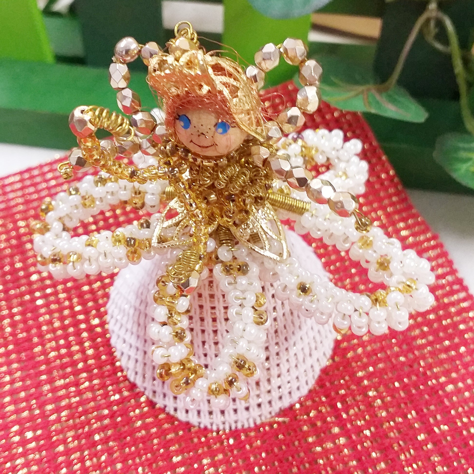 primo piano bamboline perline Natale di angioletti istruzioni tutorial fotografici schemi cartamodelli perle idee decorazioni natalizie addobbi albero