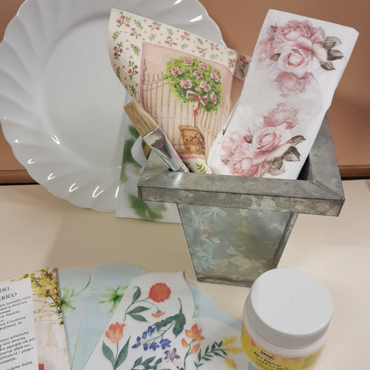 idee vintage decoupage tovagliolo carta piatto ceramica bianca vaso di latta alluminio colla