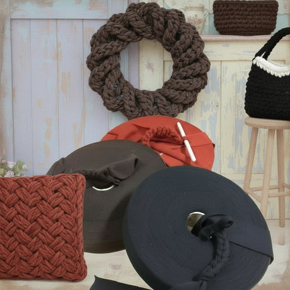 vetrina maglia e uncinetto con filato di fettuccia lanetta Stafil maglina nero marrone scuro e bruno rossiccio, idee per sferruzzare cuscini fuoriporta ghirlande cestini borse con peluche