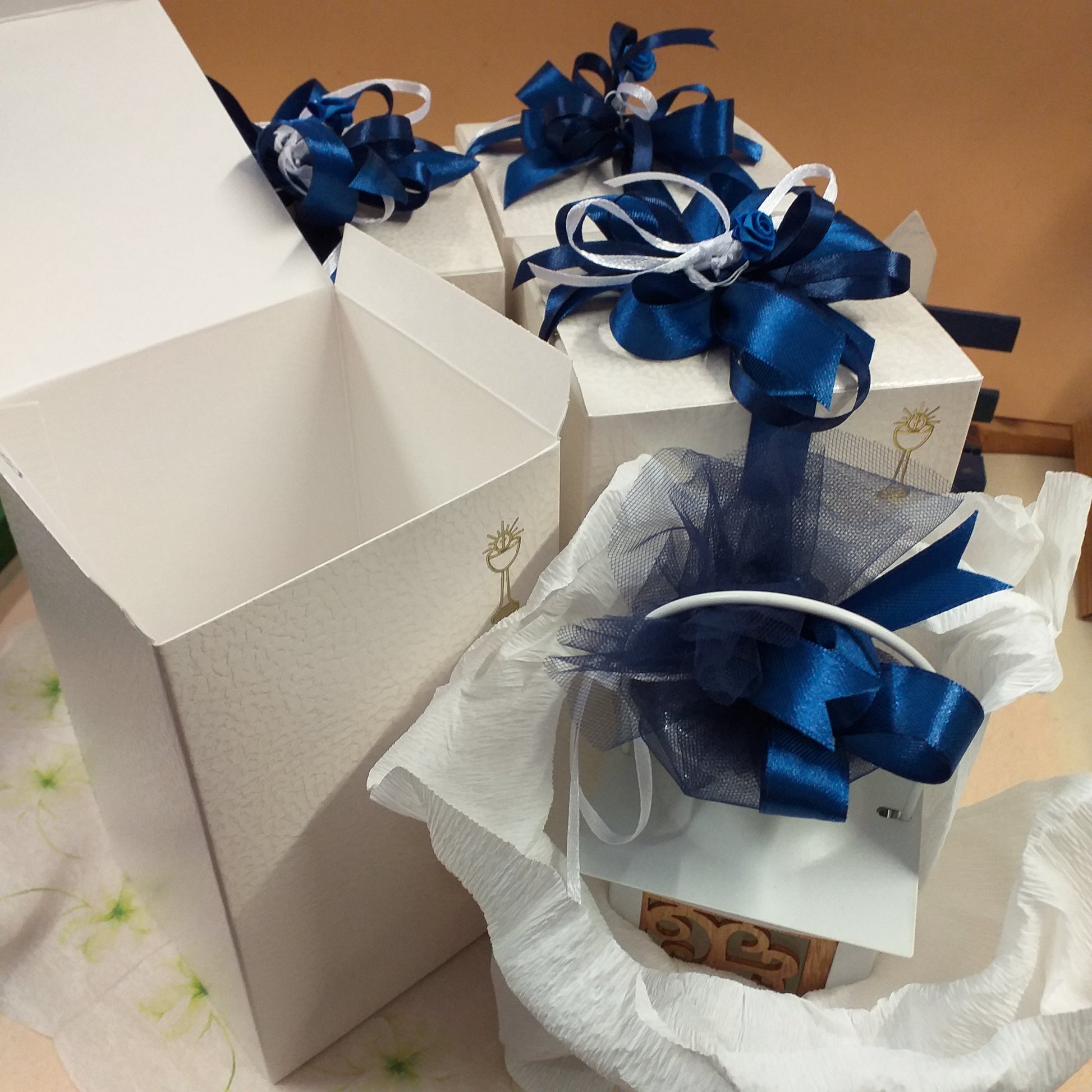allestimento composizione o kit fai da te scatola bigliettino simboli lanterna bomboniera metallo bianco beige albero della vita legno confezionata confetti anniversario di matrimonio venticinquesimo cinquantesimo ricordino nozze argento nastro blu rosellina