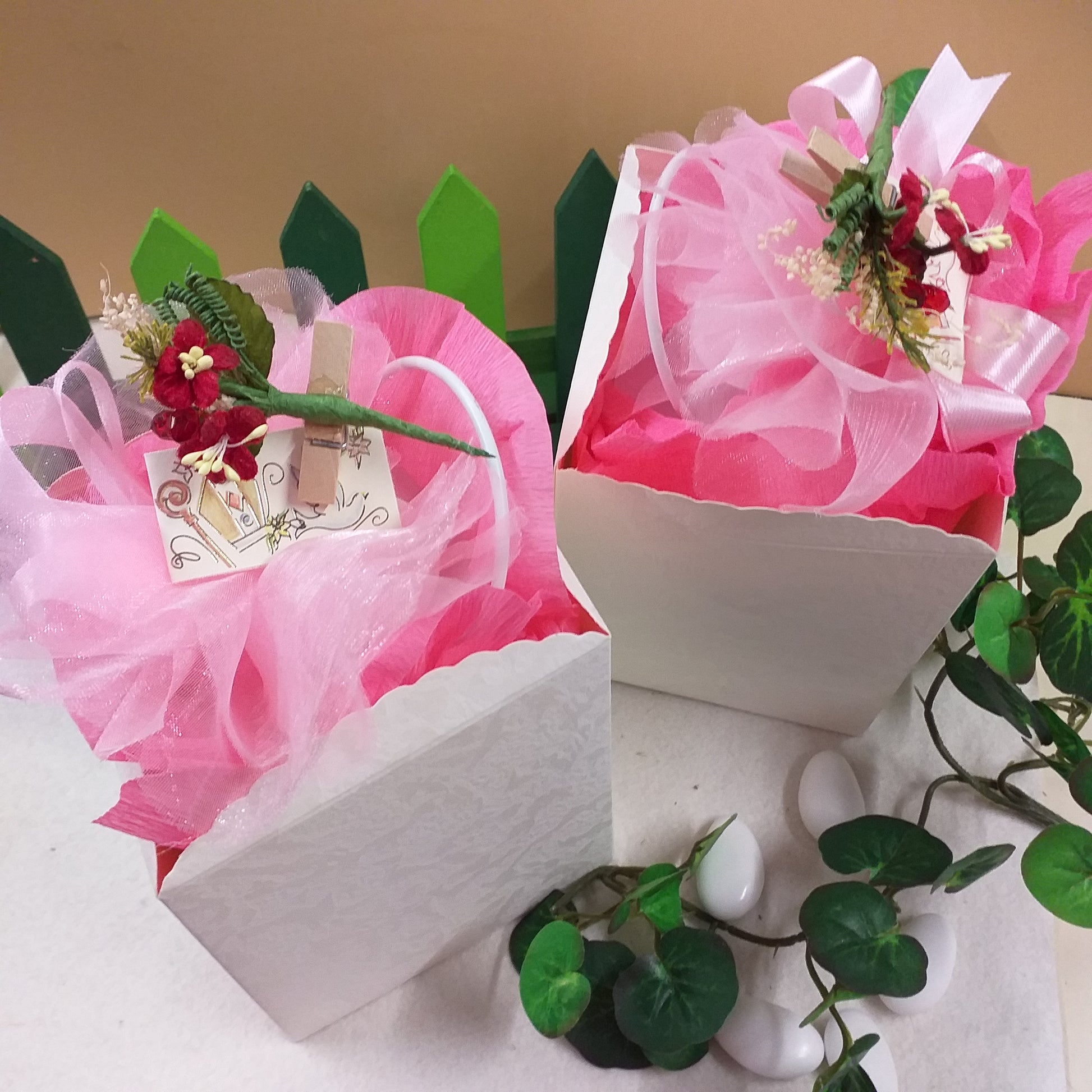 per bambina ragazza colore rosa bomboniere lanterne confezionate confetti nastri tulle bigliettini mollettina fiori Comunione Cresima Battesimo