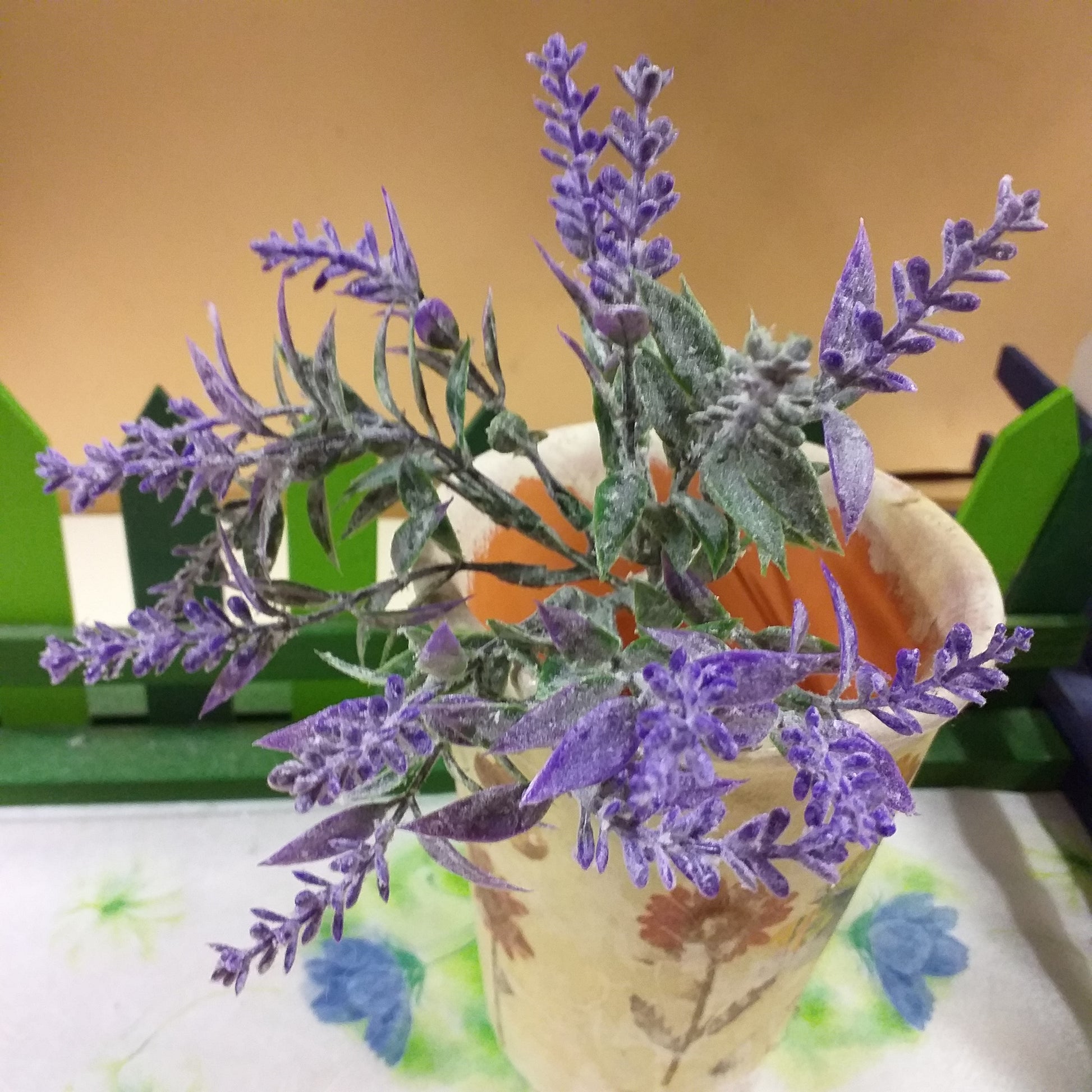 dall'alto bouquet piccolo a cespuglio composizione floreale piantina fiori lavanda finti artificiali mazzetto bomboniere uso decorazioni vetrine negozi allestimento matrimonio packaging