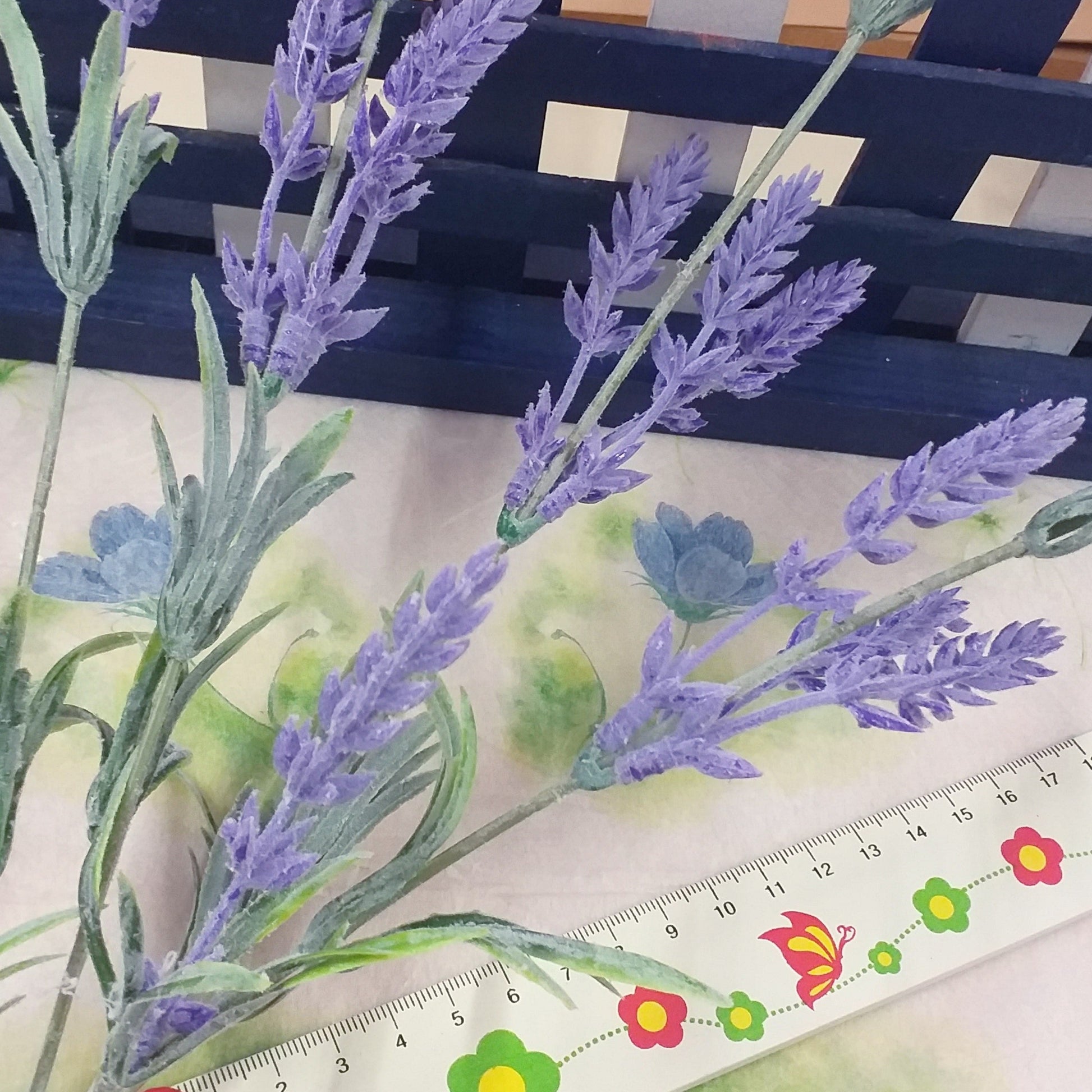dettagli bouquet a cespuglio composizione floreale piantina fiori lavanda finti artificiali mazzetto bomboniere uso decorazioni vetrine negozi allestimento matrimonio packaging