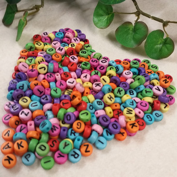 BEEFLYING 632 Perline Acriliche Con Lettere Dell'Alfabeto - Forma Oblata 10 Mm Per Creare Bracciali E Collane Fai Da Te