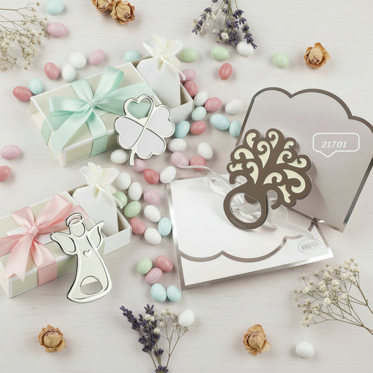 vendita offerta negozio online stock bomboniere matrimonio apribottiglie cavatappi albero della vita bianco con bustina confezionato confetti Prima Comunione Cresima maschietto bambino packaging quadrifoglio e levatappi angioletto shabby angelo custode